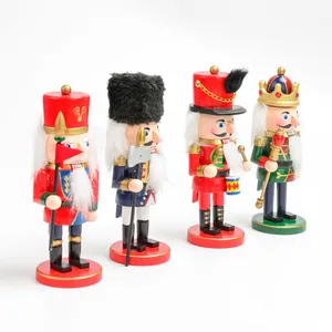 Vue détaillée de quatre figurines de casse-noisettes de Noël en bois peintes de 15 cm