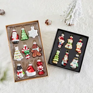 Handbemalte Weihnachtsornamente aus Glas im Set mit festlichem Weihnachtsmann-Design