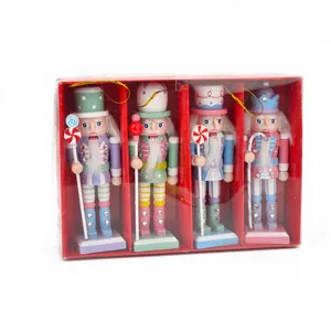 Set van 4 kleurrijke 13 cm notenkraker kerstboomversieringen in een rode geschenkdoos