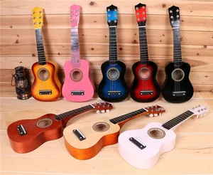 Guitares colorées de 21 pouces en bois pour enfants débutants dans un cadre rustique