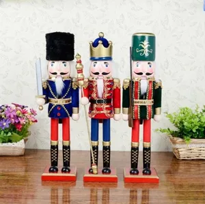 Set di tre statuine schiaccianoci in legno da 38 cm con uniformi e cappelli in tessuto