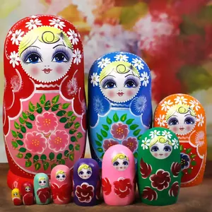 Detailansicht farbenfroher, handbemalter russischer Matroschka-Puppen in verschiedenen Größen