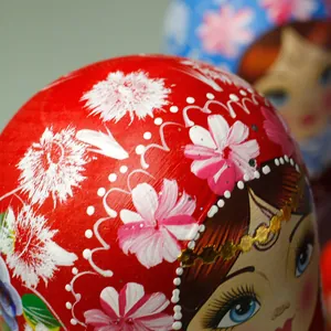 Makroaufnahme handbemalter Blumenmuster auf einer traditionellen russischen Matroschka
