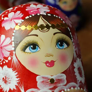 Detailaufnahme eines handbemalten russischen Matroschka-Gesichts mit Blumenmustern