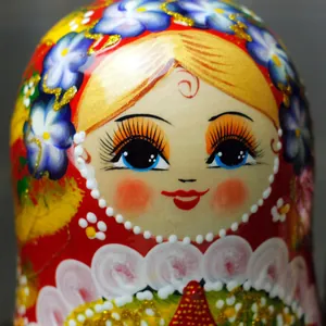 Nahaufnahme einer handbemalten russischen Matroschka-Puppe aus Holz mit Gesichtszügen