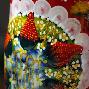 Makrodetail einer handbemalten russischen Matroschka mit Erdbeer- und Blumenmustern