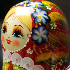 Makrodetail einer handbemalten traditionellen russischen Matroschka-Nistpuppe aus Holz
