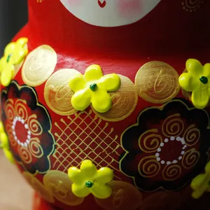 Detaillierte Makroaufnahme der handbemalten russischen Matroschka mit 3D-gelben Blumen