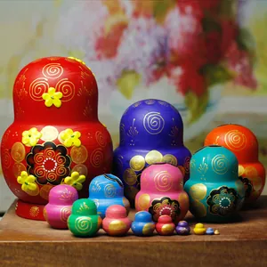 Detailansicht von handbemalten russischen Matroschka-Puppen mit floralen Mustern