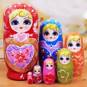 Handbemaltes russisches Matroschka-Set in leuchtenden Farben, perfekt für die Dekoration