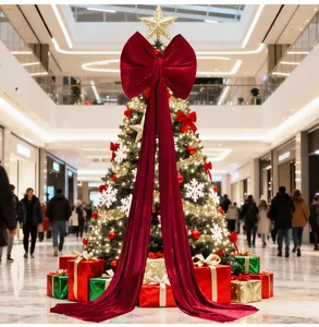 Grande fiocco di Natale in velluto rosso che decora un albero in un centro commerciale