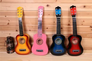 Vue détaillée de quatre guitares en bois de 21 pouces multicolores pour enfants débutants