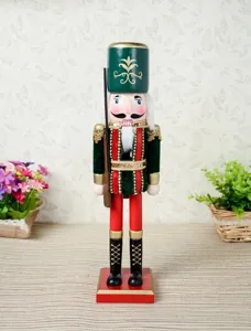 Schiaccianoci soldato tradizionale in legno da 38 cm con uniforme in velluto verde e fucile