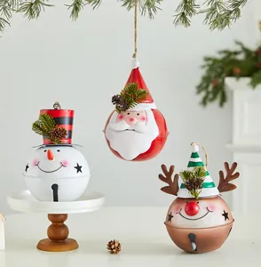 Détails de clochettes de Noël en métal avec Père Noël, un bonhomme de neige et un renne.