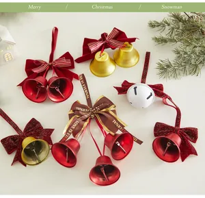 Detailopname van feestelijke kerstklokken met mooie fluwelen strikken en linten