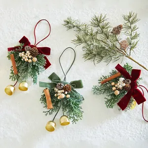 Adornos navideños festivos con lazos de terciopelo rojos y verdes y campanas doradas.