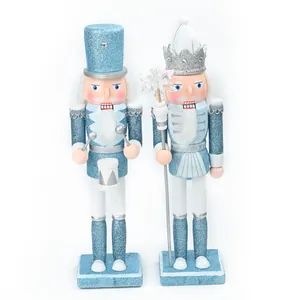Detailansicht von zwei 30 cm großen, blau glitzernden Nussknackern aus Holz.