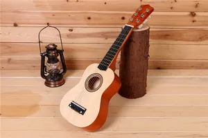 Guitare en bois de 21 pouces pour enfants débutants, appuyée contre une souche rustique