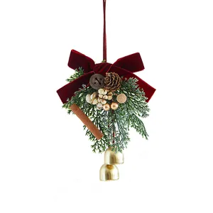 Adorno navideño colgante con lazo de terciopelo rojo, ramas de pino y cascabeles.