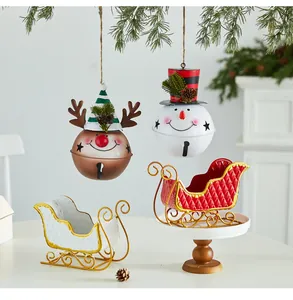 Vue détaillée de clochettes de Noël en fer avec renne et bonhomme de neige et traîneaux