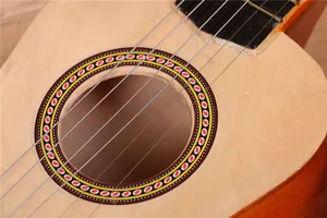 Gros plan sur la rosace et les cordes d'une guitare en bois de 21 pouces pour enfants.