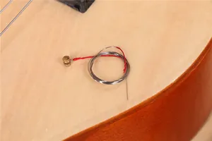 Gros plan détaillé de la corde de rechange pour guitare en bois de 21 pouces pour enfant.