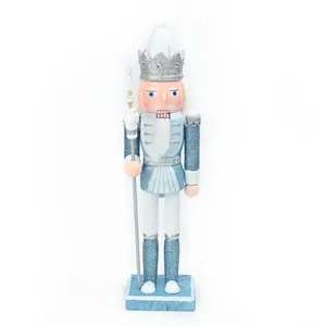 Detailansicht eines 30cm blau-weißen hölzernen Weihnachts-Nussknacker-Soldaten