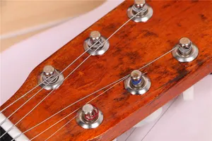 Vue macro détaillée de la tête d'une guitare en bois de 21 pouces pour enfants.