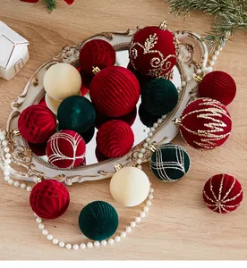 Set rode en groene geflockte kerstballen op een decoratief dienblad met spiegel