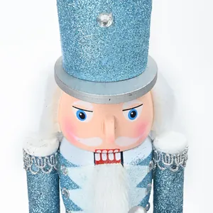Nahaufnahme eines 30 cm großen, blau glitzernden Nussknackers aus Holz als Weihnachtsdeko