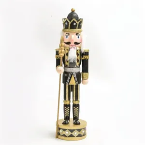 Detailansicht einer 38 cm großen Nussknacker-Soldatenfigur aus Holz mit Goldglitzer