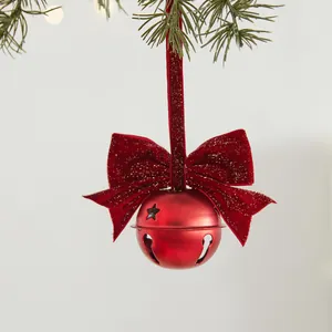 Feestelijke rode metalen kerstbel met een fluwelen strik voor kerstboomversiering
