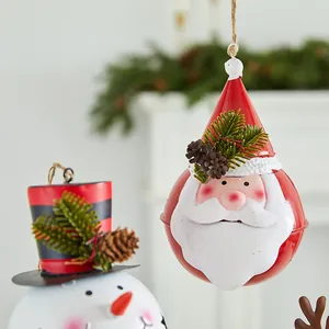 Décorations de Noël festives en fer avec personnages de Père Noël et de bonhomme de neige.