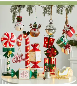 Collection d'ornements de Noël en fer festifs avec lumières LED et motifs.