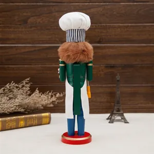 Vue arrière détaillée d'un casse-noisette chef en bois de 38 cm avec col en fourrure et tablier.