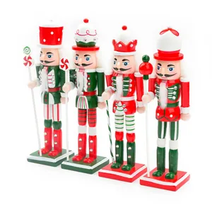 Detailansicht eines Sets aus vier 18cm Holz-Nussknackern für weihnachtliche Tischdekoration