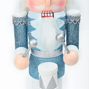 Nahaufnahme eines blauen glitzernden Weihnachts-Nussknacker-Trommlers aus Holz