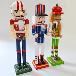 Detailansicht von drei handgefertigten Weihnachts-Nussknackern aus Holz mit Sportmotiv.