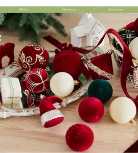 Detailopname van luxe geflokte kerstballen in rood, groen en crème