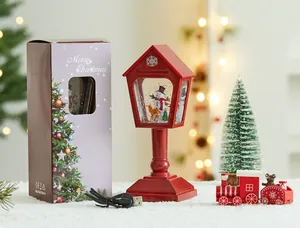 Detaillierte Ansicht der roten Vintage-Weihnachtslaterne mit Schneemann und Geschenkbox
