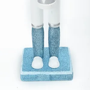 Nahaufnahme der blauen Glitzerbasis und Beine eines traditionellen Nussknackers