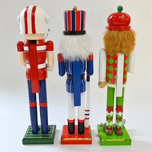 Detaillierte Rückansicht von drei hölzernen Nussknacker-Weihnachtsfiguren mit Sportmotiven.