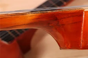 Vue détaillée en gros plan de la jonction du manche d'une guitare en bois de 21 pouces