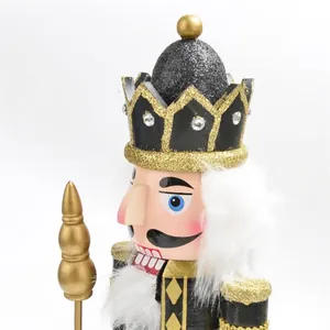 Detailansicht eines traditionellen Nussknackers aus Holz mit goldener Krone