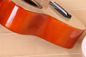Gros plan d'une guitare en bois de 21 pouces pour enfants montrant la finition brillante du bois