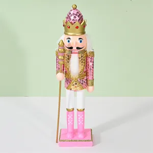 Detalle de la figura del rey soldado cascanueces de 30 cm con lentejuelas rosadas