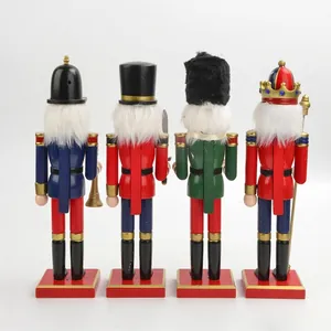 Rückansicht von vier 30 cm großen traditionellen Weihnachtsnussknackern aus Holz.
