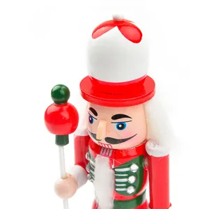 Nahaufnahme eines hölzernen Weihnachtsnussknackers in roter und grüner Uniform
