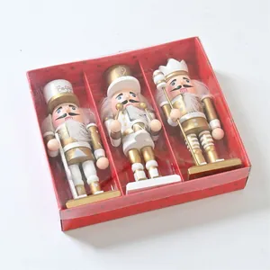 Set di tre classici soldati schiaccianoci di Natale in legno da 15 cm in scatola regalo rossa.