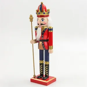 Detail eines 30 cm großen traditionellen Holz-Nussknackers in rot-blauer Uniform.